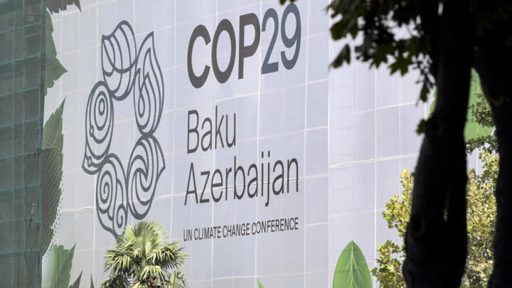 Le logo de la conférence sur le climat COP29 apparaît sur la façade d'un bâtiment en cours de rénovation dans la capitale azerbaïdjanaise de Bakou, le 11 septembre 2024.