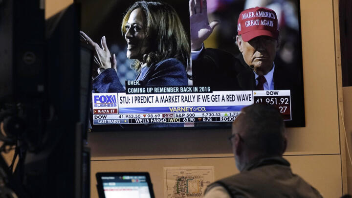 Un écran dans une salle de marché de la bourse de New York (NYSE) le 4 novembre 2024, veille de l'élection présidentielle opposant la démocrate Kamala Harris au républicain Donald Trump.