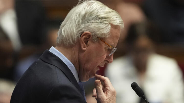 Le Premier ministre français Michel Barnier s'adresse à l'Assemblée nationale avant le vote de la censure de son gouvernement, le 4 décembre 2024 à Paris.