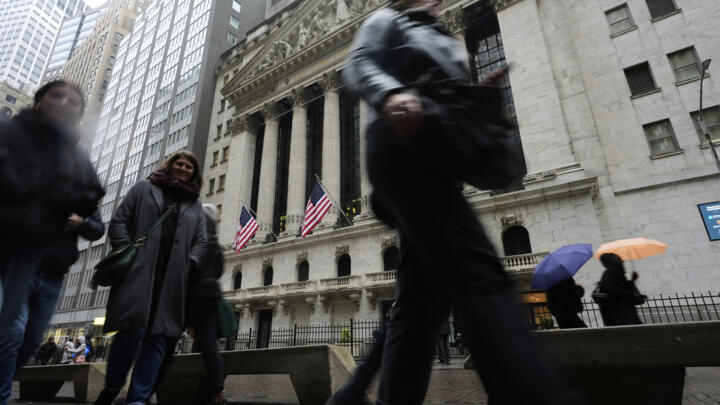 Des passants déambulent devant la Bourse de New York, le lundi 7 avril 2025.