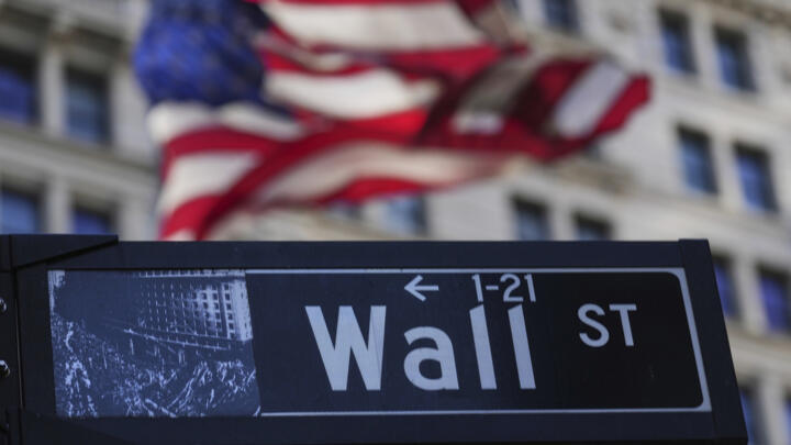 Un panneau Wall Street, près de la Bourse de New York, le 8 avril 2025.