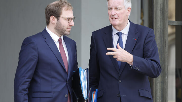 Le ministre de l'Économie Antoine Armand (à gauche) et le Premier ministre Michel Barnier après le conseil des ministres à l'Élysée à Paris, le 15 octobre 2024