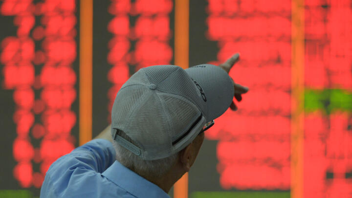 Un investisseurs chinois suit l'évolution des cours en Bourse sur les marchés financiers chinois.